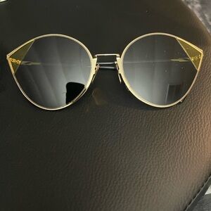 Fendi Gold and Black Women's Sunglasses no scratches perfect condition no case